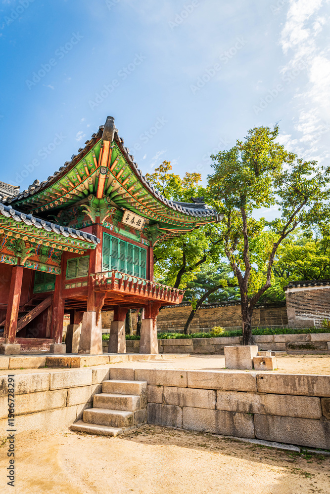 Obraz premium Petit pavillon décoré d'un palais traditionnel coréen