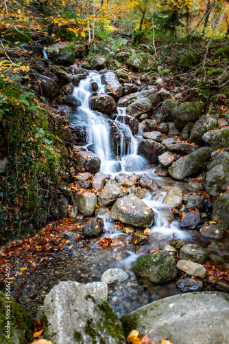 Chute de rivière sur le chemin de la cascade d’ars a Aulus les Bains France en Occitanie dans l’Ariege