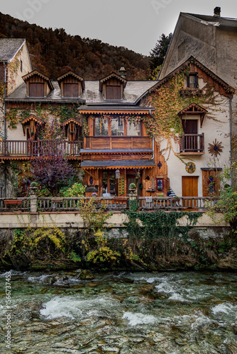 maison en bord de rivière, sur la commune d'Aulus Les Bains, en Ariège, Occitanie, France
