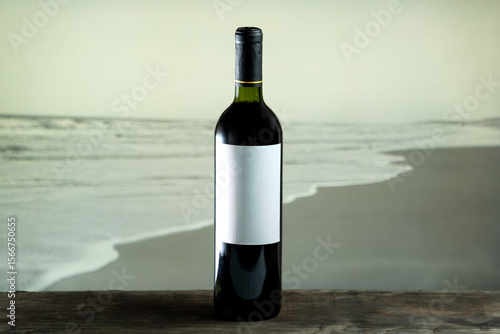 Botella de vino tinto cerrada con etiqueta en blanco