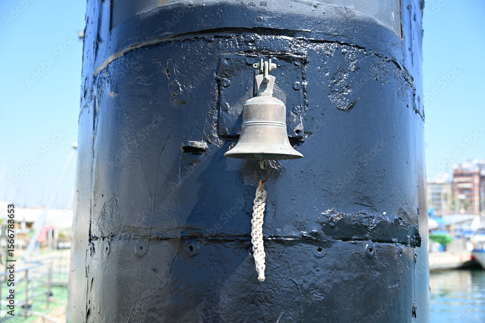 Obraz premium mostek kapitański łodzi podwodnej wieża na kadłubie czarna dzwonek i peryskop anteny