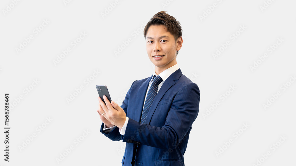 スマートフォンを持つ笑顔の男性ビジネスマン スマートフォンを持つ笑顔の男性ビジネスマン