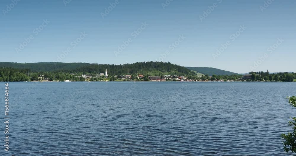 Südschwarzwald. Das ruhige Wasser des Titisees im Sommer, umgeben von wunderschönen Waldlandschaften, grenzt im Norden an die Touristenstadt Titisee-Neustadt
Südschwarzwald. Das ruhige Wasser des Titisees im Sommer, umgeben von wunderschönen Waldlandschaften, grenzt im Norden an die Touristenstadt Titisee-Neustadt