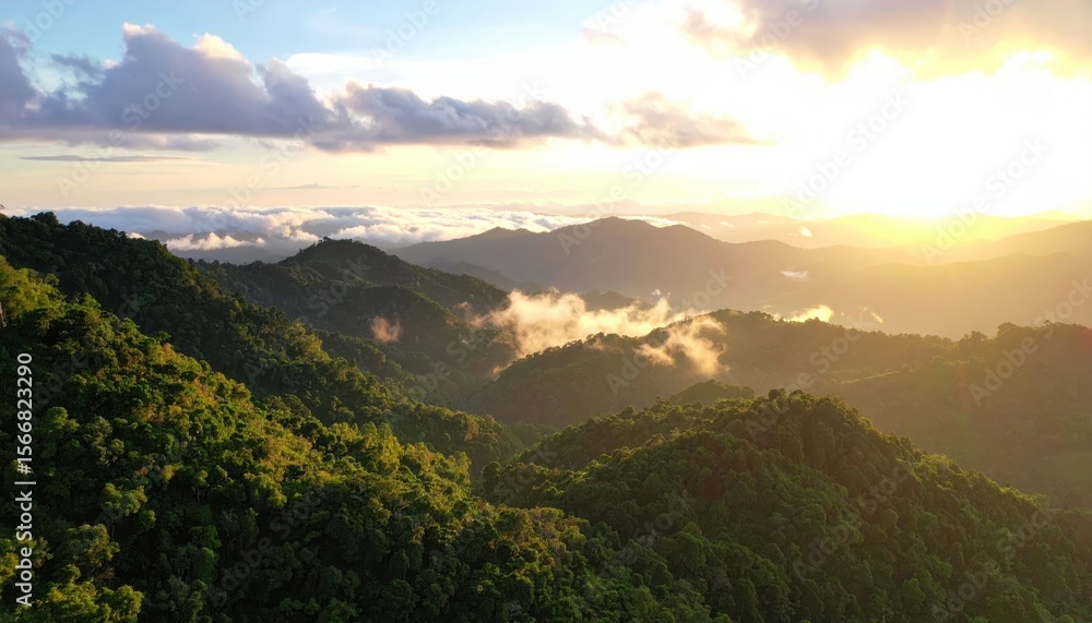 Obraz premium Lush green mountains at sunset, with clouds and golden light