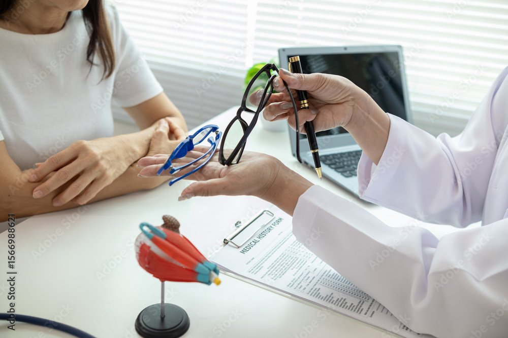 Obraz premium The ophthalmologist lets the patient choose the eyeglass frames that fit their face and sends them to the lens cutting department to cut the lenses and put them in the eyeglass frames for the customer