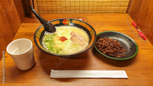 Φωτογραφία A delicious bowl of Japanese Tonkotsu ramen with pork chashu, green onions, and