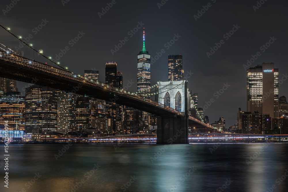Fototapeta premium Scenic night view of Brooklyn Bridge with the distinctive Manhattan skyline in the background