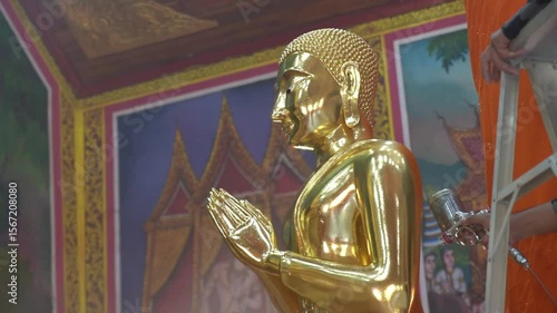 Spray painting of Buddha statues by Thai craftsmen