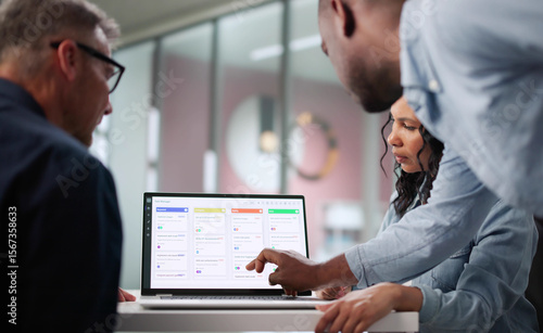 Foto Busy Business Analyst Uses Software