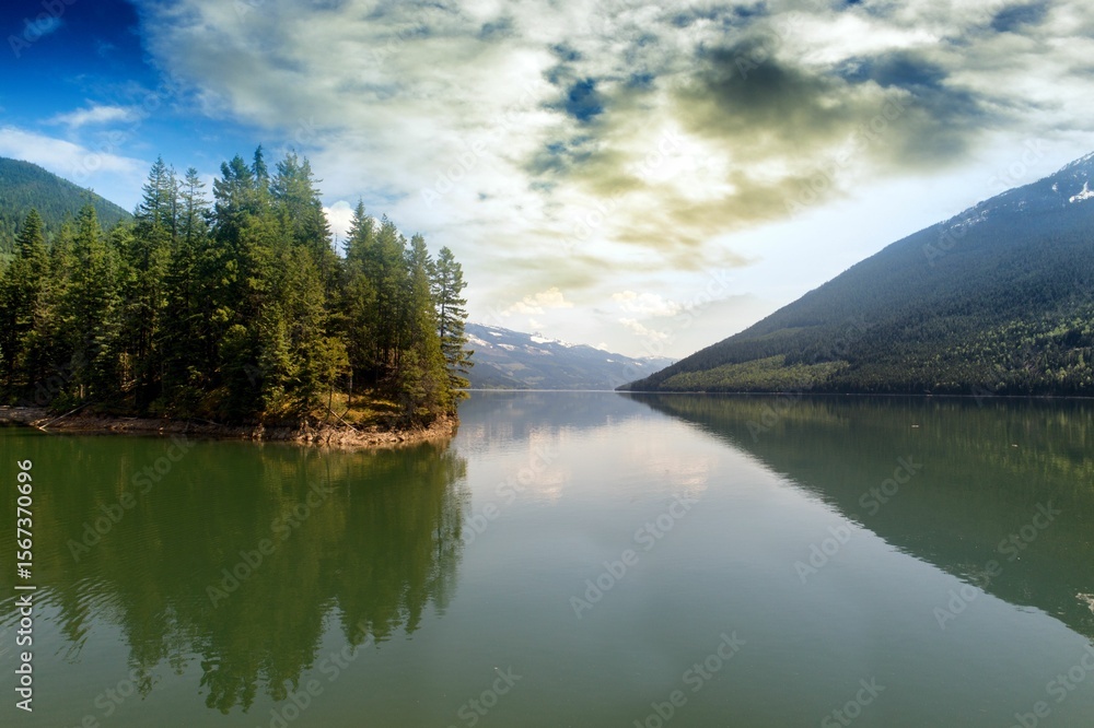 Naklejka premium Scenic view of lake against cloudy sky