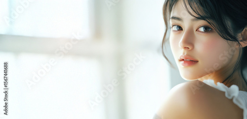 肩越しの視線、白背景 Free Download 肩越しの視線、白背景 - GFXLoad