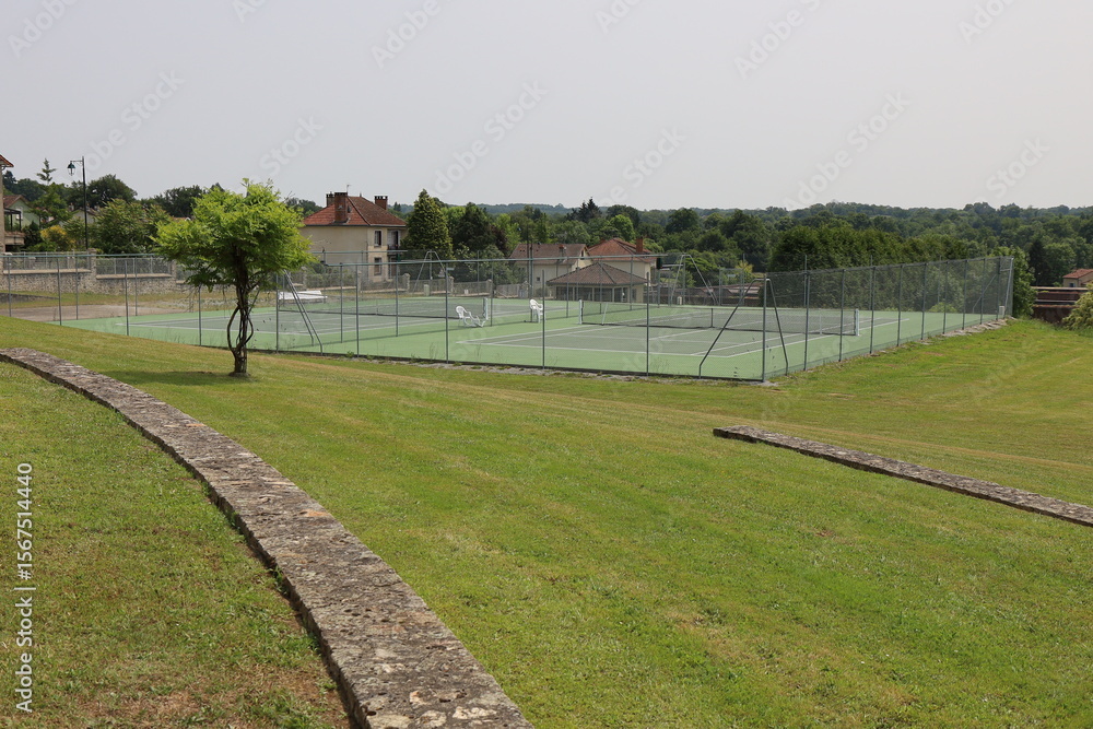 Fototapeta premium Cours de tennis extérieur, village Le Dorat, département de la Haute Vienne, France