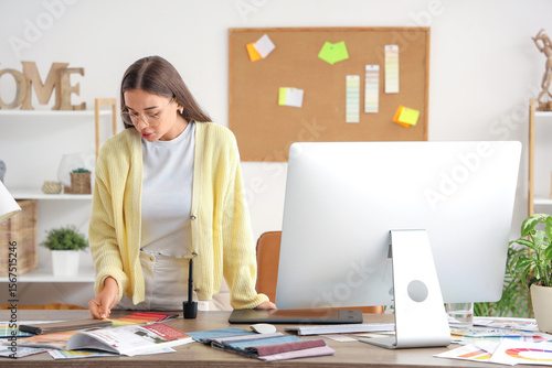 Female interior designer wo...