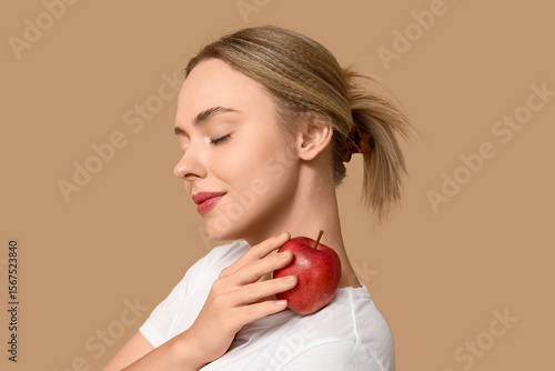 Young woman with apple on b...