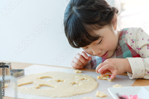 クッキーを作る女の子