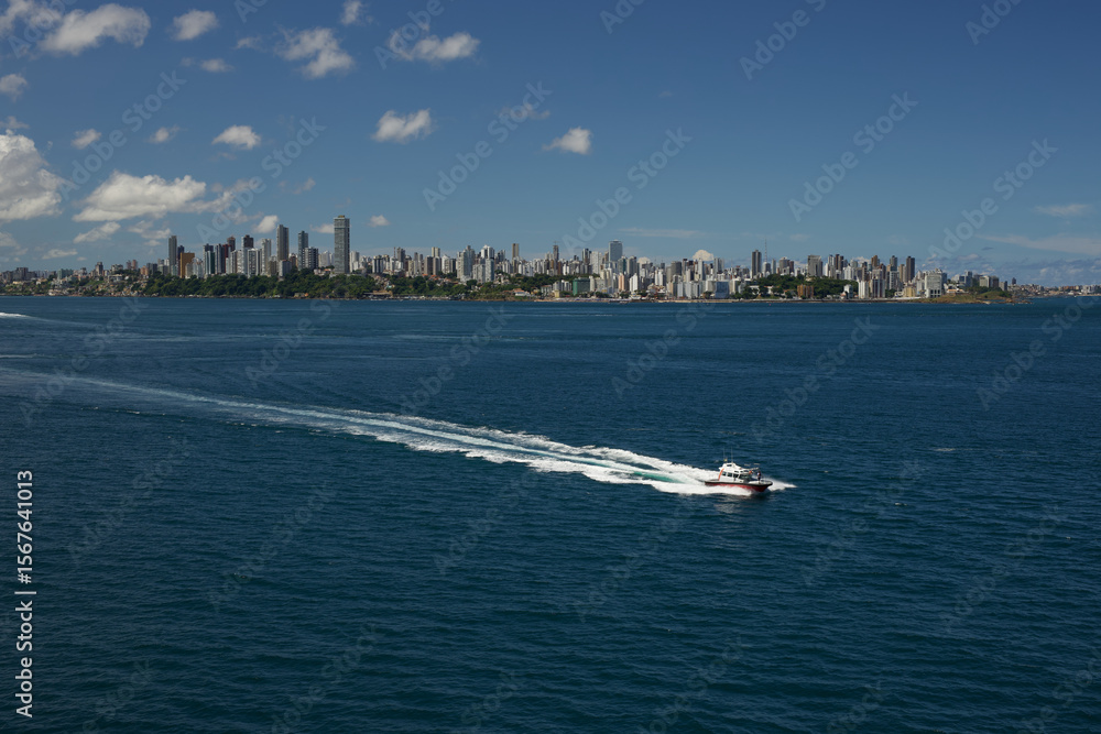 Obraz premium Stadt Panorama Blick vom Meer aus mit Boot bei Kreuzfahrt Rio de Janeiro Salvador Maceio Recife Praia Santa Cruz de Tenerife Lissabon Alicante Barcelona Marseille Brasilien Süd Amerika Europa Frühling