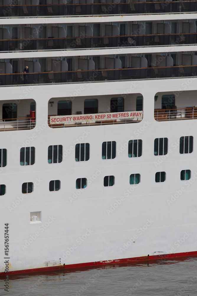 Naklejka premium Sicherheitshinweis auf Schiff, Transatlantik Kreuzfahrt Rio de Janeiro Salvador Maceio Recife Praia Santa Cruz de Tenerife Lissabon Alicante Barcelona Marseille Brasilien Süd Amerika Europa Frühling