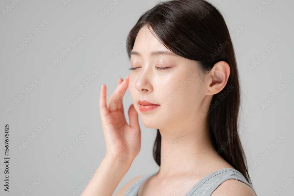 頬を触る女性 頬を触る女性