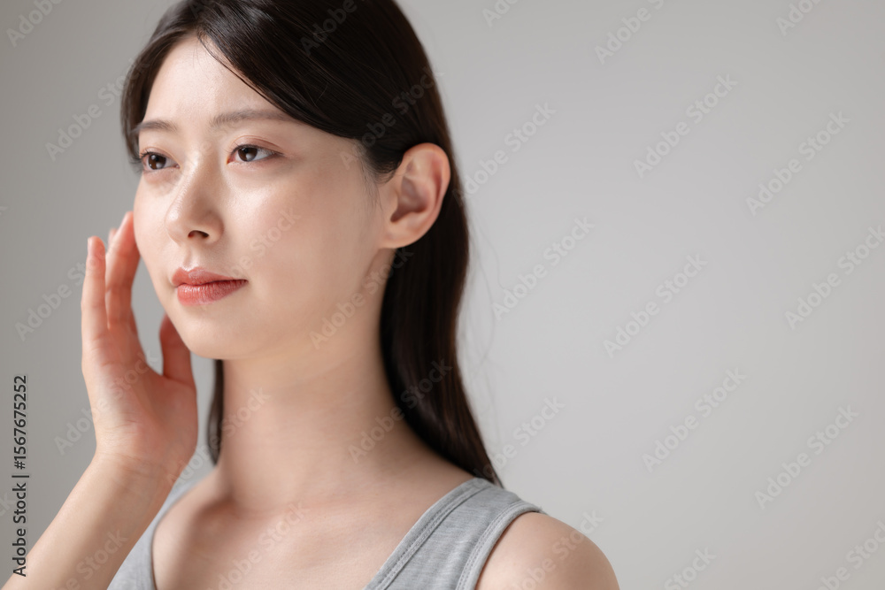 頬を触る女性 頬を触る女性