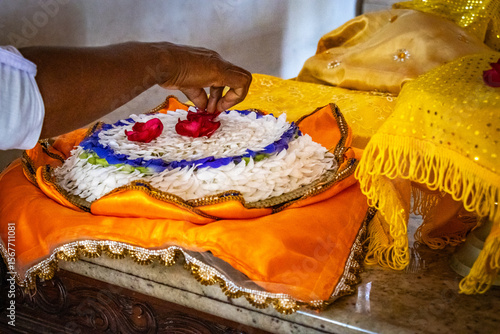 Foto Buddhist puja flower offerings including pink lotus and Fragrant Arabian jasmine