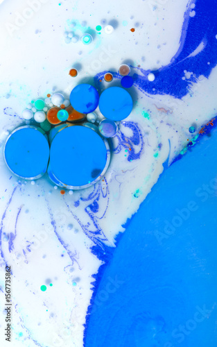 Krople oleju zabarwione na kolorowo w mleku w ujęciu makrofotografii