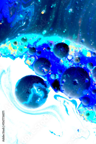 Krople oleju zabarwione na kolorowo w mleku w ujęciu makrofotografii