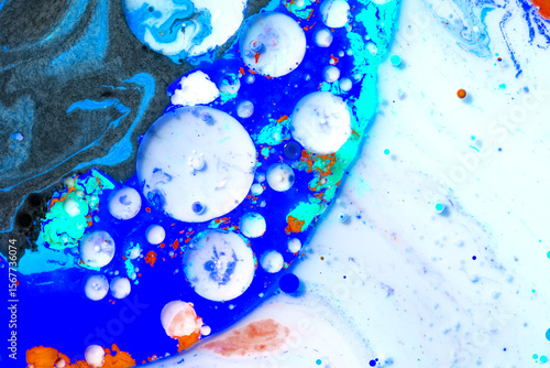 Krople oleju zabarwione na kolorowo w mleku w ujęciu makrofotografii