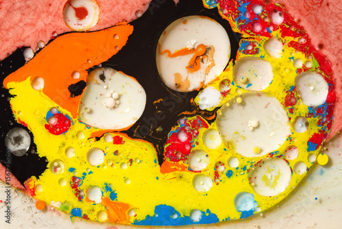 Krople oleju zabarwione na kolorowo w mleku w ujęciu makrofotografii