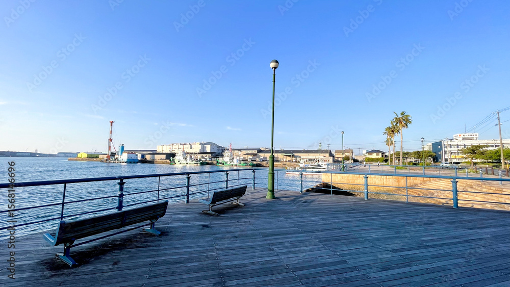 Obraz premium 港を望む若戸大橋そばのベンチ