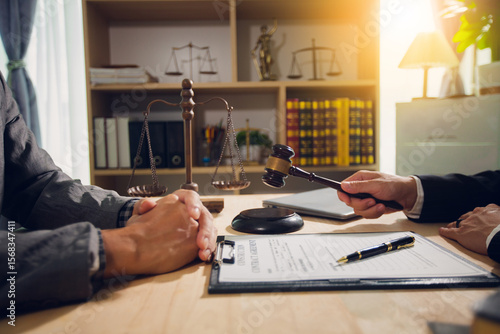 Papier peint Businessmen consult with lawyers, submit additional documents, and pay for lawyers' services