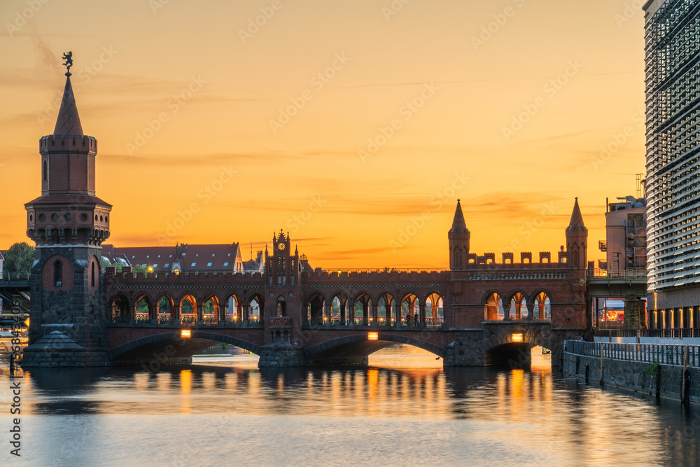 Fototapeta premium Oberbaum Bridge at sunset in Berlin. Germany