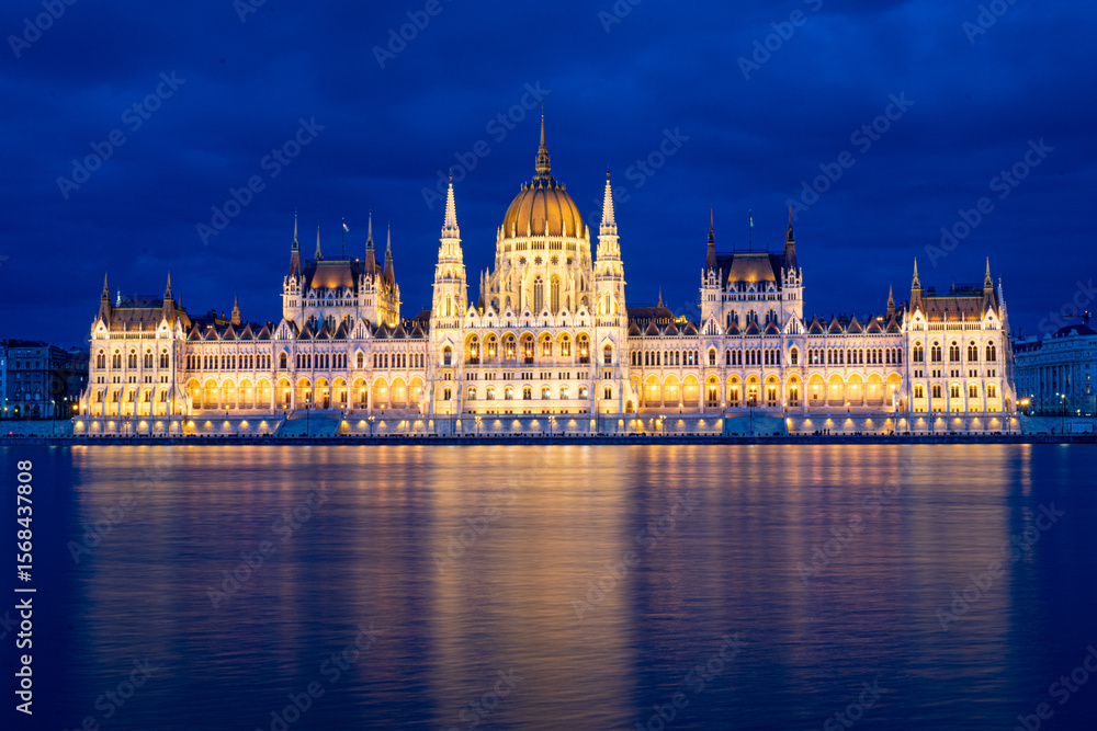 Fototapeta premium Budapest Parliament at Blue Hour
