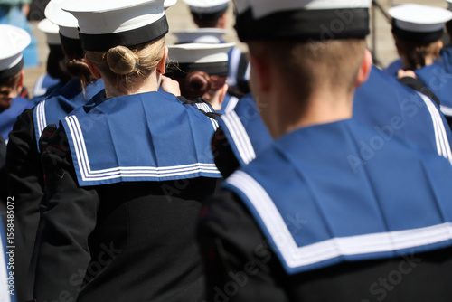 Schilderij op canvas Navy sailors in uniform with their backs to camera Uniformed Heads and Hats from