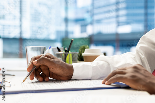 Foto HR expert reading files, identifying right candidates for job opening, reviewing resumes to determine candidate qualifications