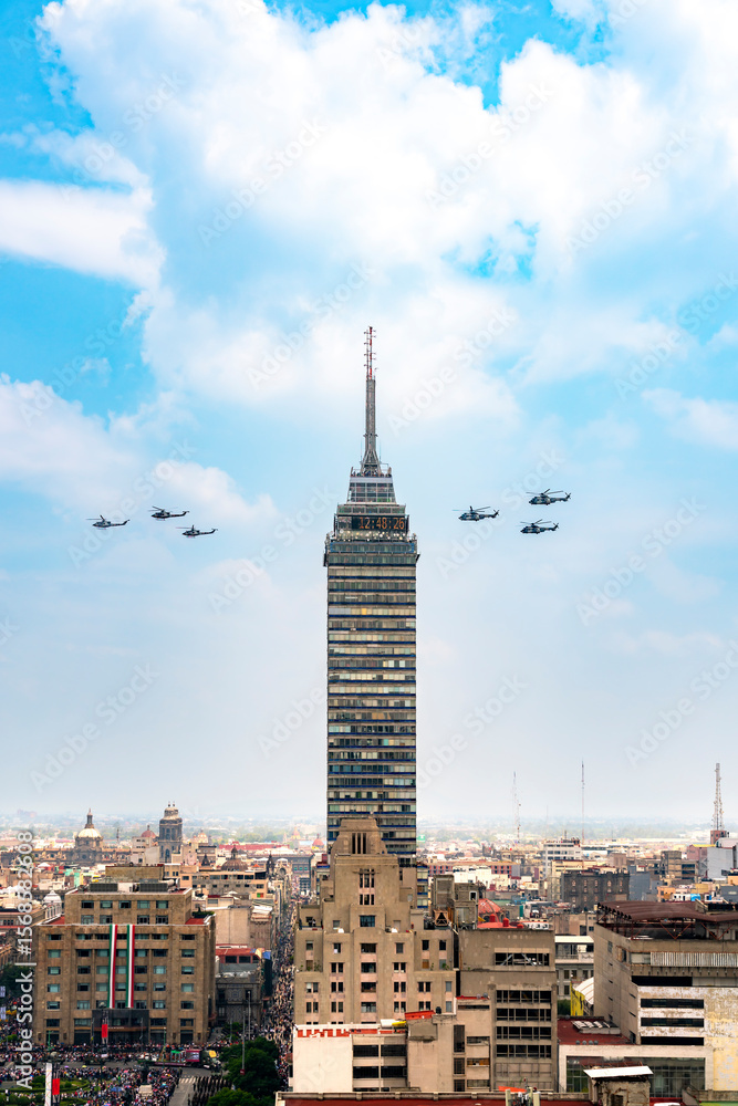 Obraz premium Military aircraft flying past Torre Latinoamericana during Independence Day parade on September 16 in Mexico City skyline