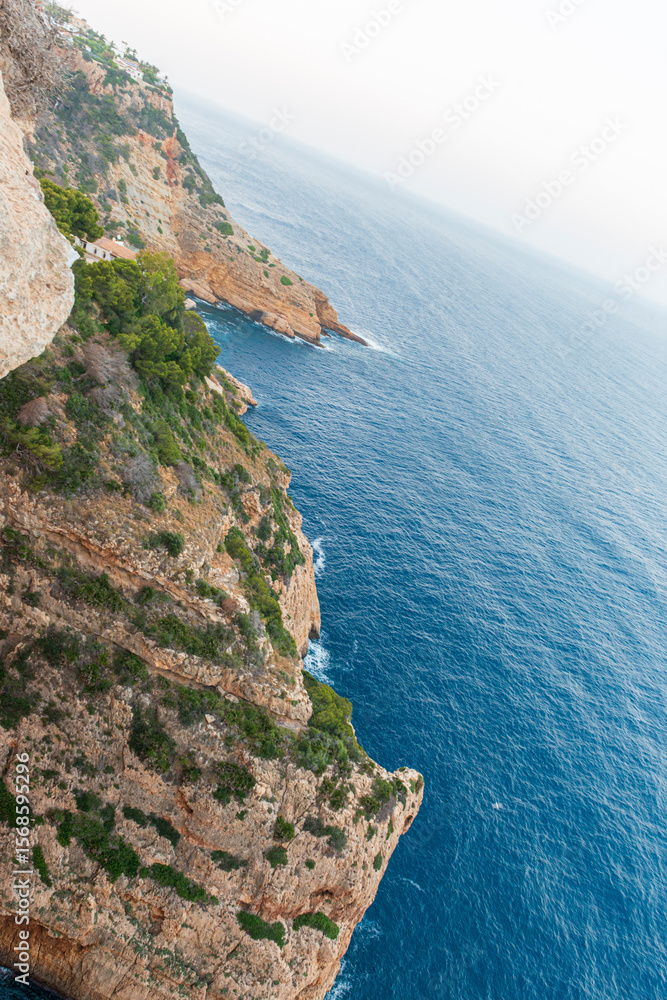 Fototapeta premium VISTAS DEL MAR DESDE MIRADOR Faro del Cabo de la Nao al Atardecer – Paisaje Costero en Jávea, Alicante, España Cape Nao Lighthouse at Sunset – Coastal Landscape in Javea, Alicante, Spain