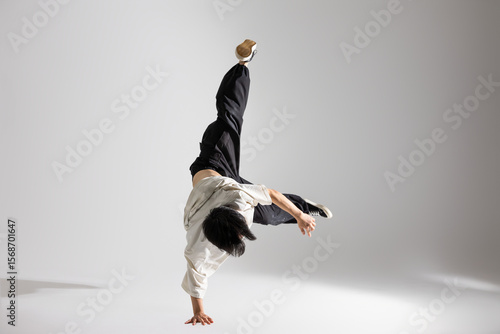 躍動感あふれるブレイクダンスのスタジオショット