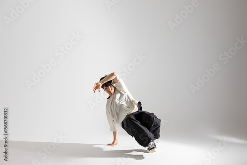 躍動感あふれるブレイクダンスのスタジオショット