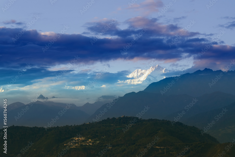 Obraz premium Beautiful last light from sunset on Mount Kanchenjugha, Himalayan mountain range, Sikkim, India. color tint on the mountains at dusk