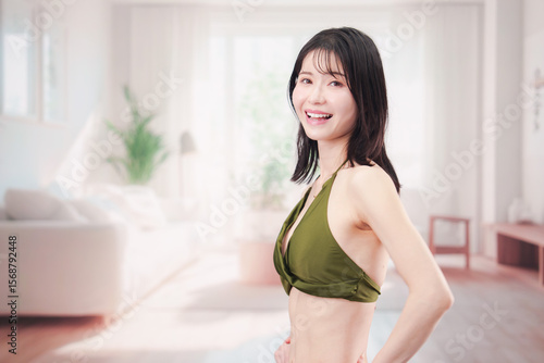 家で水着を試着して体型を気にする若い女性 Free Download 家で水着を試着して体型を気にする若い女性 - GFXLoad