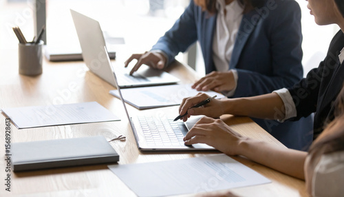 打ち合わせをする人々　ビジネスシーン