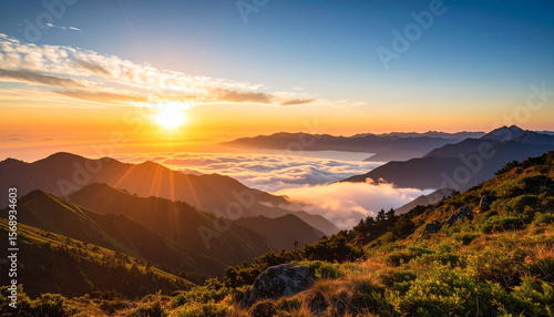 山頂から見える日の出と雲海