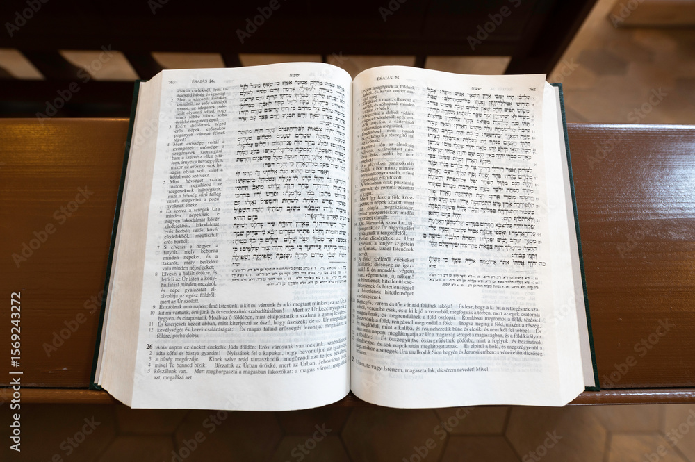 Obraz premium Otwarta Biblia hebrajsko-węgierska w synagodze w Oradei, Rumunia.