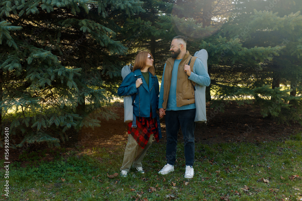 Obraz premium Outdoor couple enjoying a moment together preparing for a relaxing day with folding chairs
