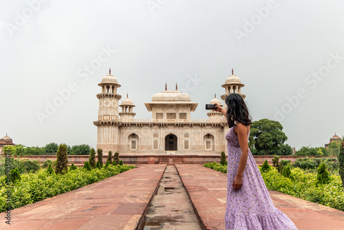 Canvas Print Tourist taking selfie in front of Itmad-Ud-Daulah's Tomb in Agra, India