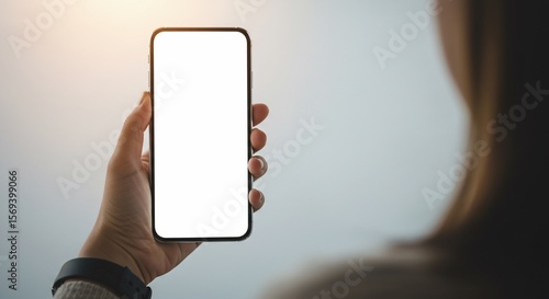 女性の手 スマートフォン 白画面 確認 シンプル 背景