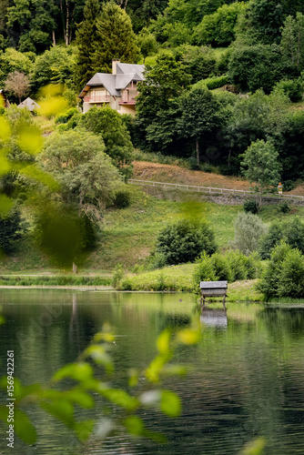maison isolée au loin avec vue sur le lac de Loudenvielle, en Haute-Pyrénées, Occitanie, France