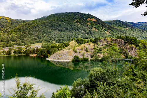vue du lac depuis le bord de la route, a Loudenvielle, en Haute-Pyrénées, Occitanie, France