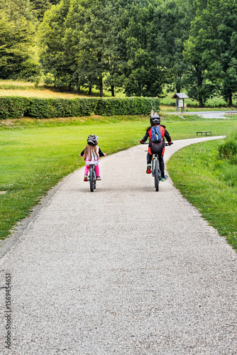 un duo frère/sœur faisant un tour de Vélo à Loudenvielle, en Haute Pyrenée, Occitanie, France   