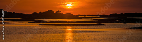 Φωτογραφία A panoramic view of the sun setting over the estuary in Cedar Key, Florida